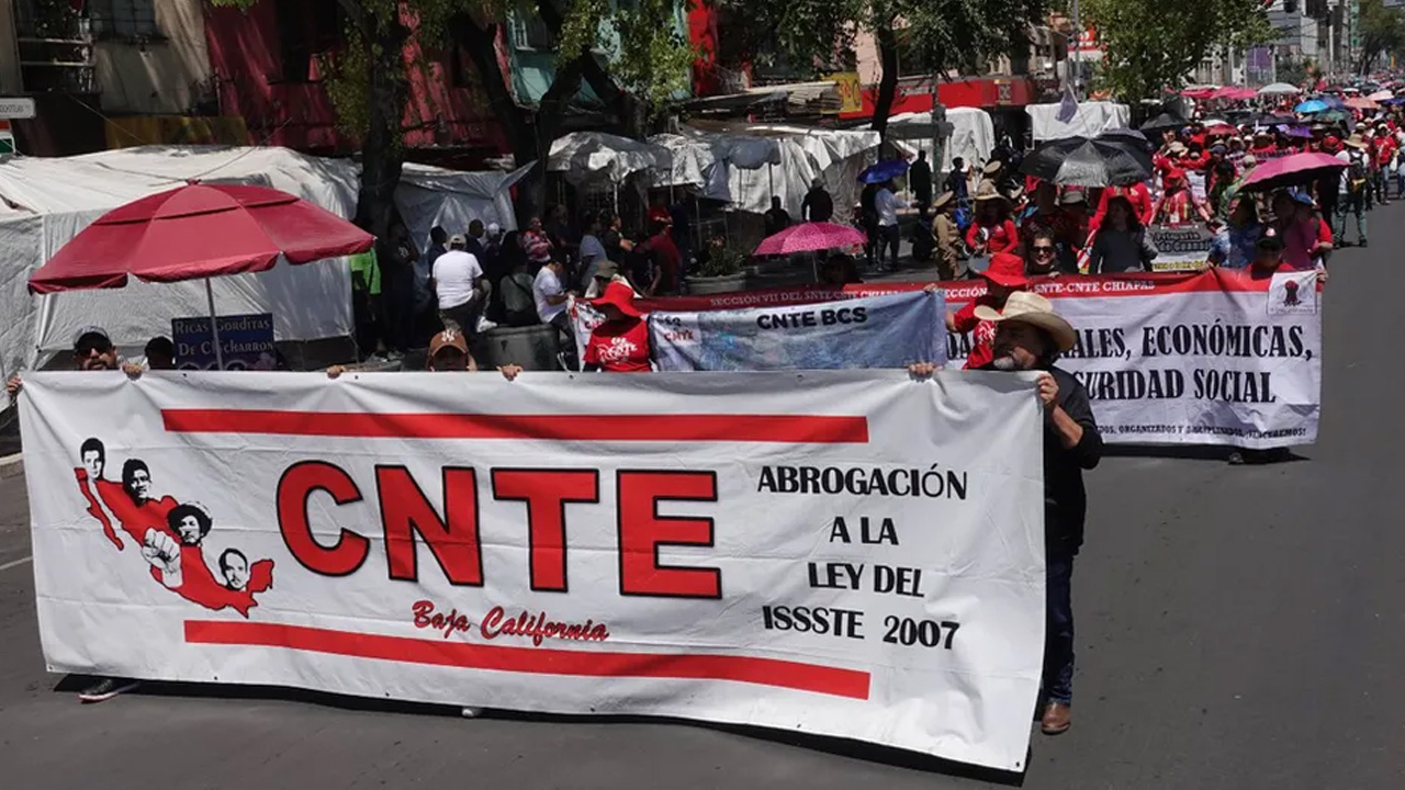 La CNTE anunció un paro nacional y un plantón indefinido en el Zócalo de CdMx.