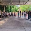 Personas paradas reunidas em semi cierculo