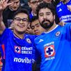 Aficionados de Cruz Azul en el Estadio Banorte.