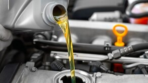 Persona colocando aceite de motor a su auto