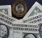 Dólar estadunidense y peso mexicano.