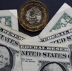 Dólar estadunidense y peso mexicano.