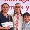Sheinbaum y Mario Delgado, titular de la SEP, con padres de familia y niños en la entrega de las tarjetas de la beca Rita Cetina en Neza