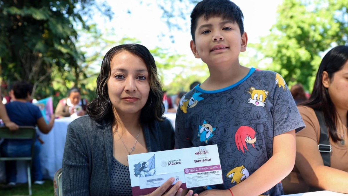 Mamá y su hijo reciben la Beca Rita Cetina.