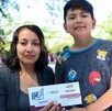 Mamá y su hijo reciben la Beca Rita Cetina.
