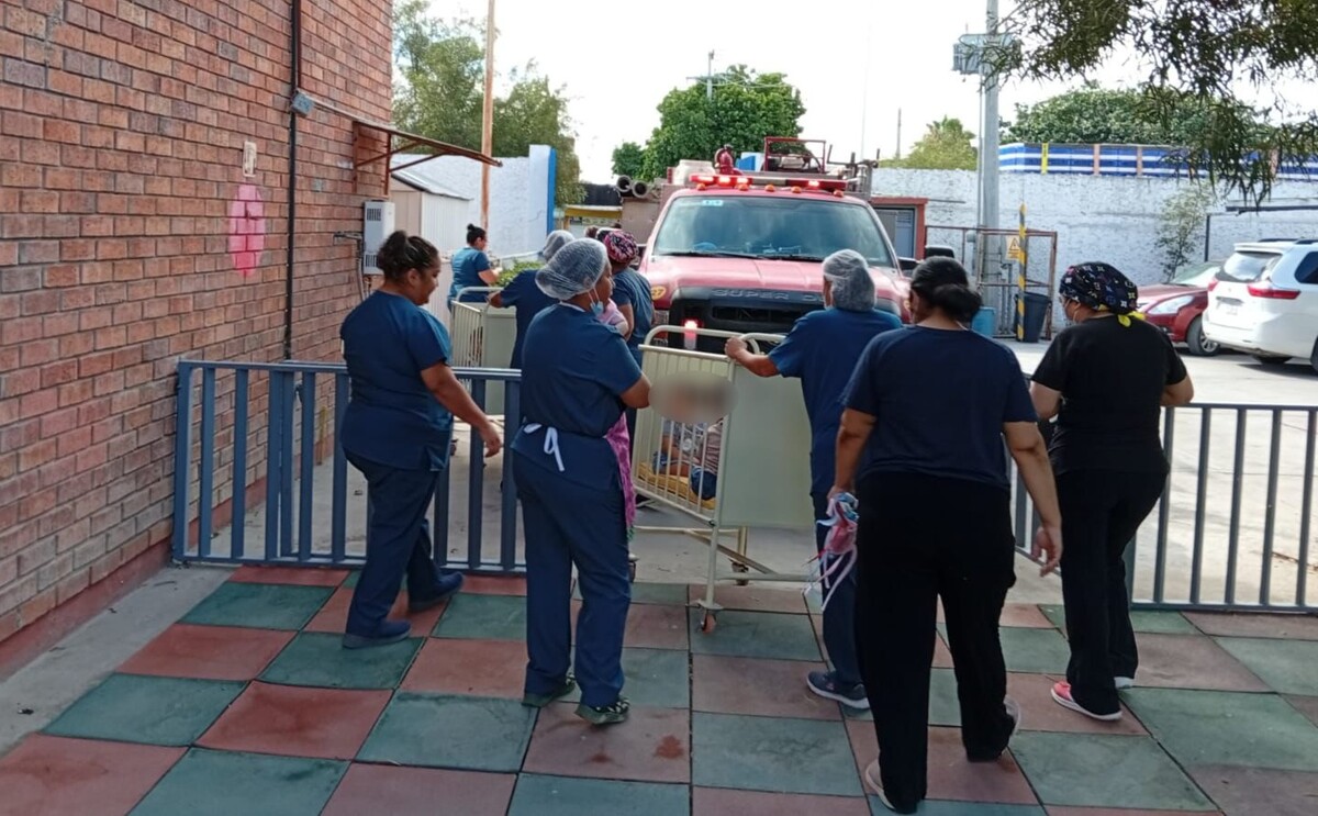 Menores siendo evacuados de una guardería de Torréon por una fuga de gas.