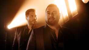 Oswaldo 'Walo' Silvas y Alan Ramírez, fotografía de vocalistas de la Banda MS con áreas oscuras