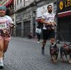 Mujer y hombre corren por la calle Reforma de Puebla con sus perros atados a la correa