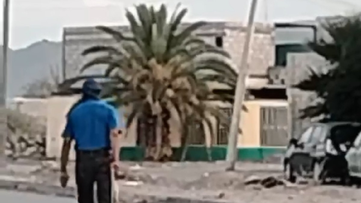 Hombre camina por las calles de Torreón