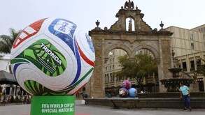 Figura gigante de un balón oficial de la FIFA para el Mundial 2026 colocada enfrente de los Arcos de Zapopan con una fuente en medio