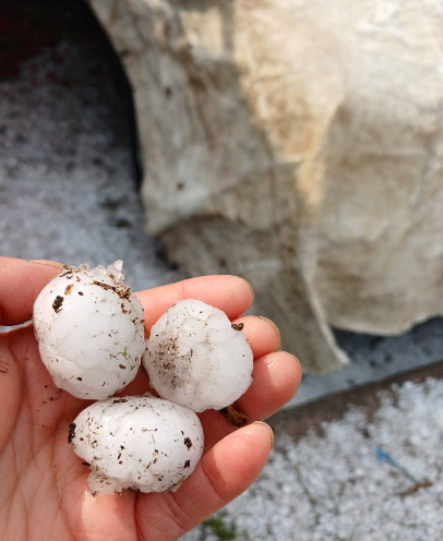 Habitantes de la zona reportan que el granizo tenía un tamaño grande y fuera de lo común.