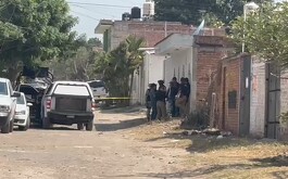 Fachada de ladrillos y personas al fondo