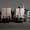 Policías de Zapopan acordonando un área donde con al menos cuatro tráileres estacionados al lado de una malla metálica
