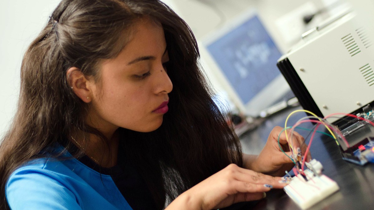 Estudiante de la BUAP en un proyecto académico