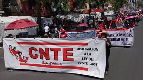 Maestros de la CNTE marchando en la Ciudad de México.