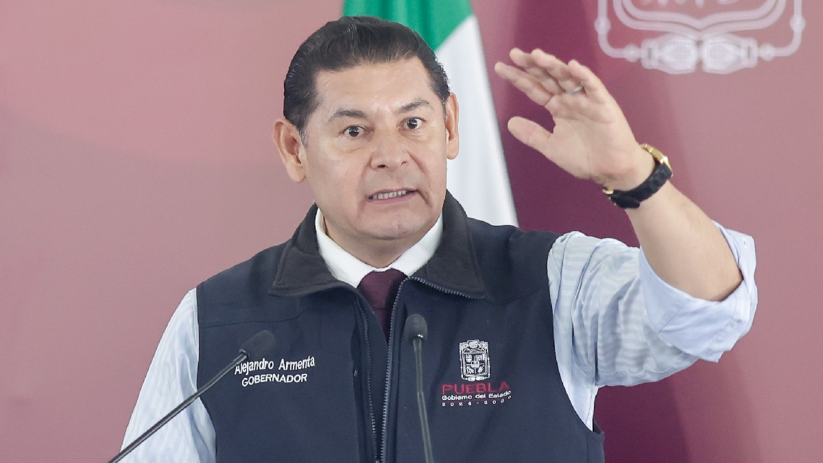 Alejandro Armenta haciendo una ademán con la mano.