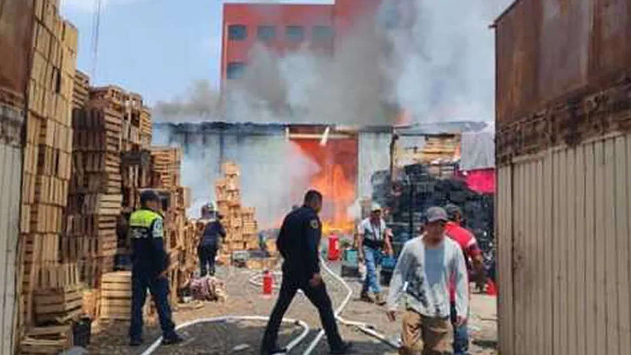 Un incendio consumió una bodega de huacales en Iztapalapa, donde autoridades evacuaron a 50 personas.