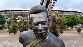 Estatua de Pelé instalada afuera del Estadio Jalisco