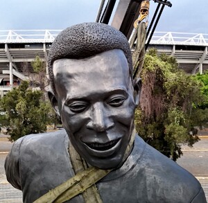 Estatua de Pelé instalada afuera del Estadio Jalisco