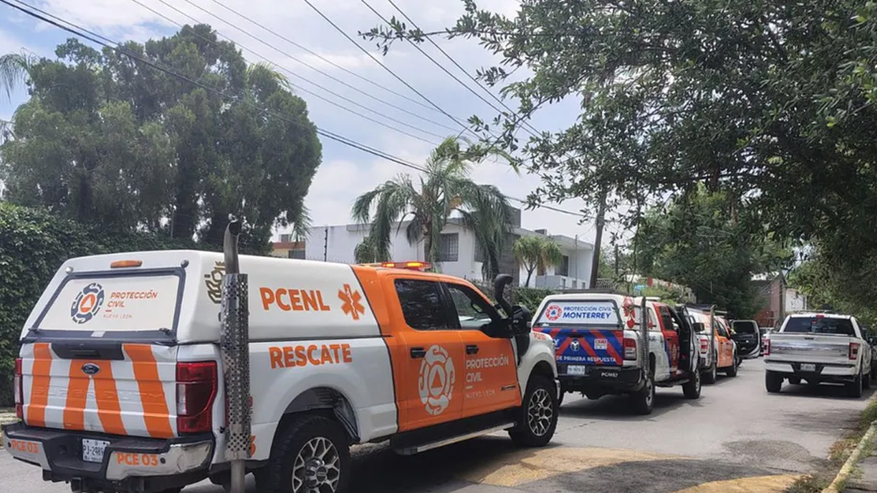 Un hombre de aproximadamente 50 años murió tras desvanecerse mientras jugaba fútbol americano en unos campos deportivos de la colonia Roma, en Monterrey.
