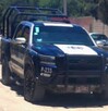 Patrulla de policía estacionada en una calle donde ocurrió un asesinato, en Tehuacán.