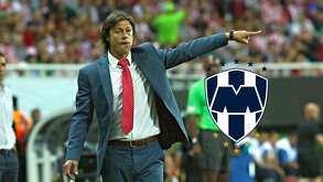 Matías Almeyda dirigiendo un partido con Chivas