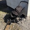 Se observa una carriola negra destruida en una zona de piedras.
