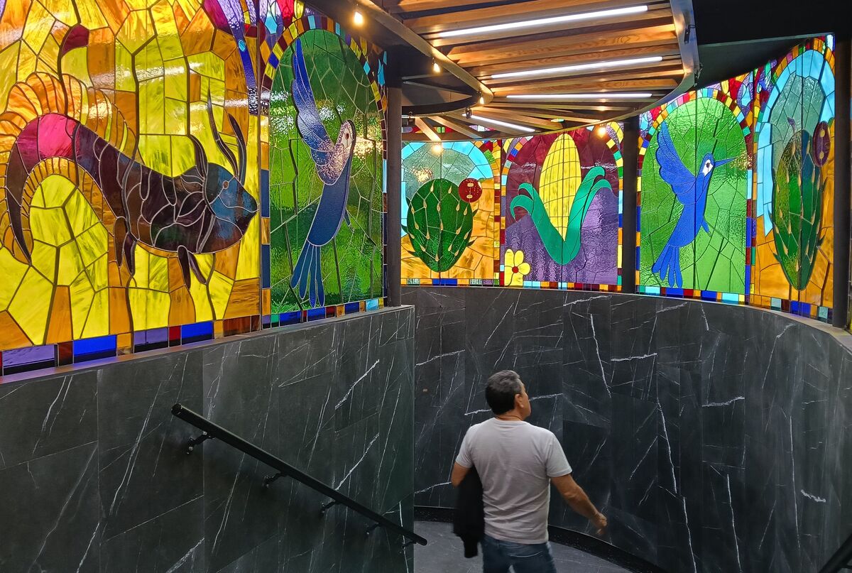 El Metro Auditorio cuenta con nueva iluminación, pisos renovados, recubrimientos en muros y techos, vitrales y murales decorativos.