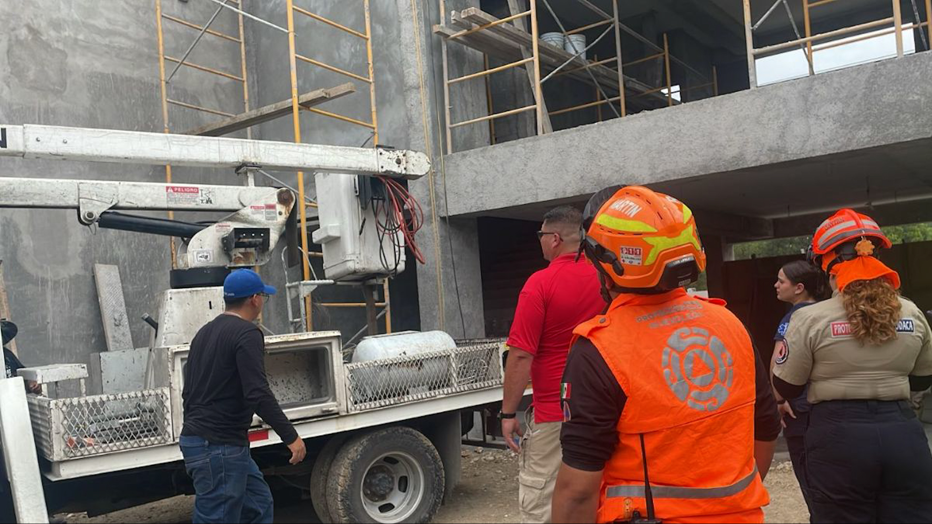 Un trabajador perdió la vida en Apodaca tras recibir una descarga eléctrica mientras realizaba labores de mantenimiento. Protección Civil acudió al sitio.
