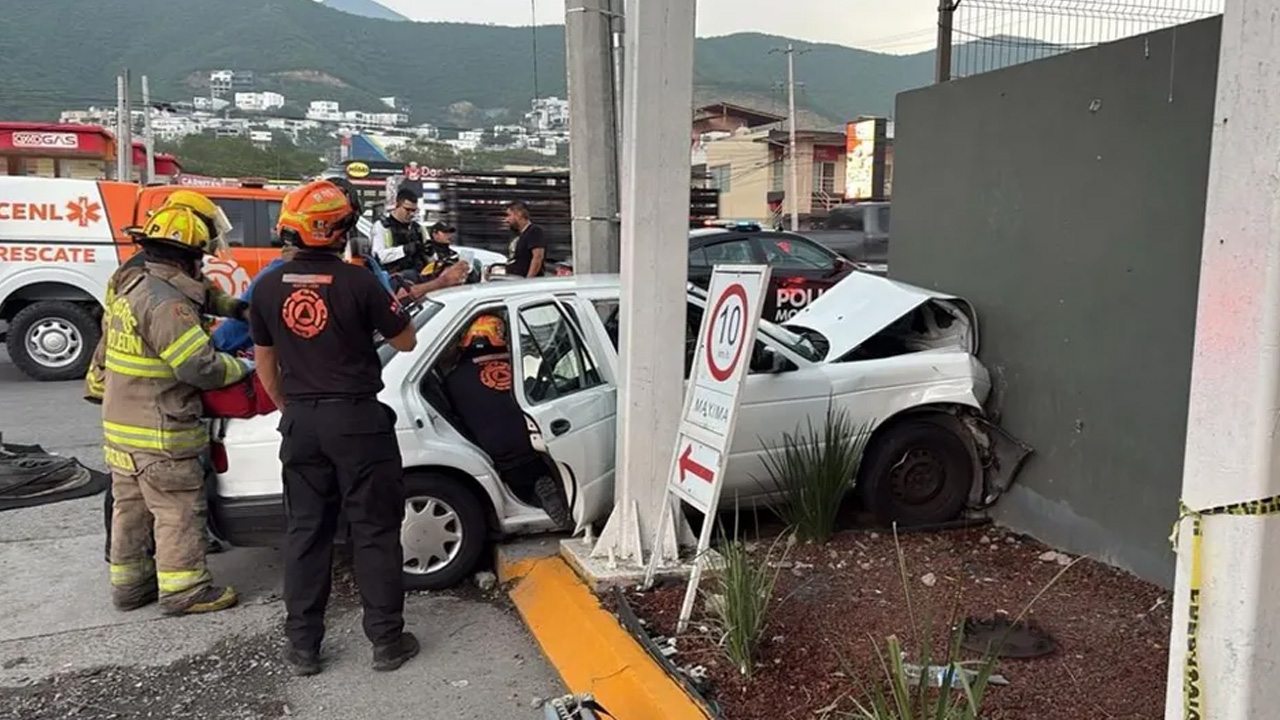 Una pareja murió prensada y dos menores resultaron heridos tras un aparatoso accidente registrado sobre la Carretera Nacional, al sur de Monterrey.