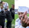 Neymar Jr enfurecido tras salir de cambio por error en la Liga de Brasil.