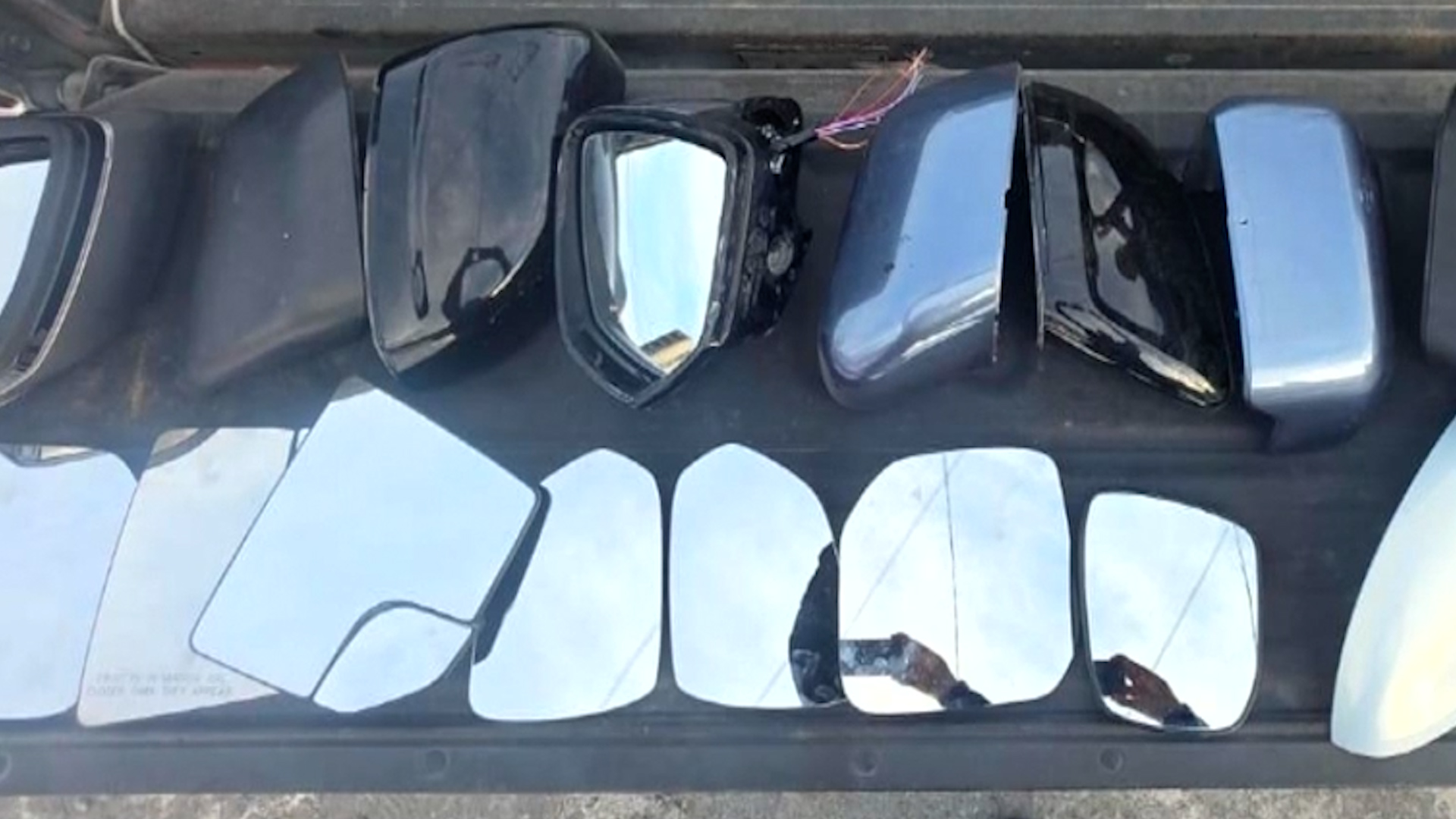 La Policía de Monterrey detuvo a una pareja frente a los Condominios Constitución vinculada con el robo de autopartes en Cumbres, Vista Hermosa y Santiago.