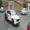 Captura de un video de seguridad que muestra a una mujer siendo llevada a una camioneta por un hombre que le apunta con un arma