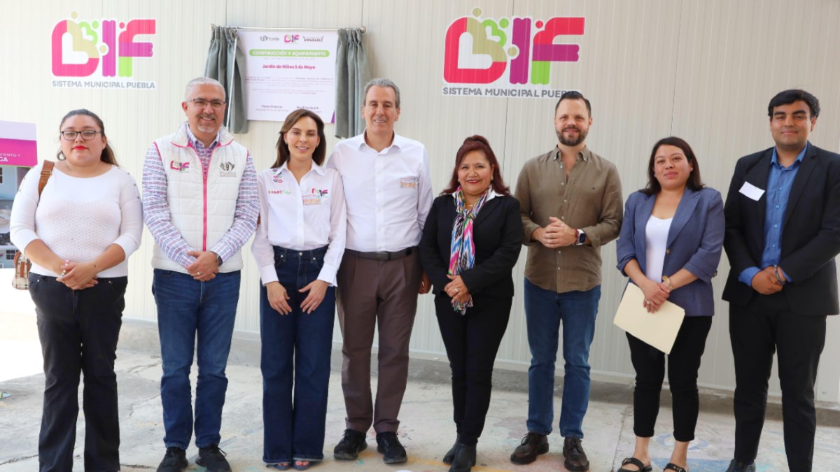Autoridades de Puebla presentan desayunadores con logo del DIF