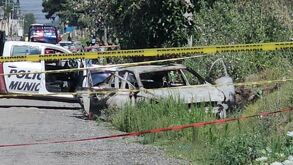 Auto calcinado en Amozoc junto a un cadáver en las mismas circunstancias.