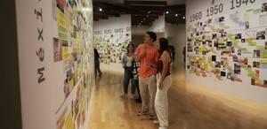 una pareja visita un museo en puebla