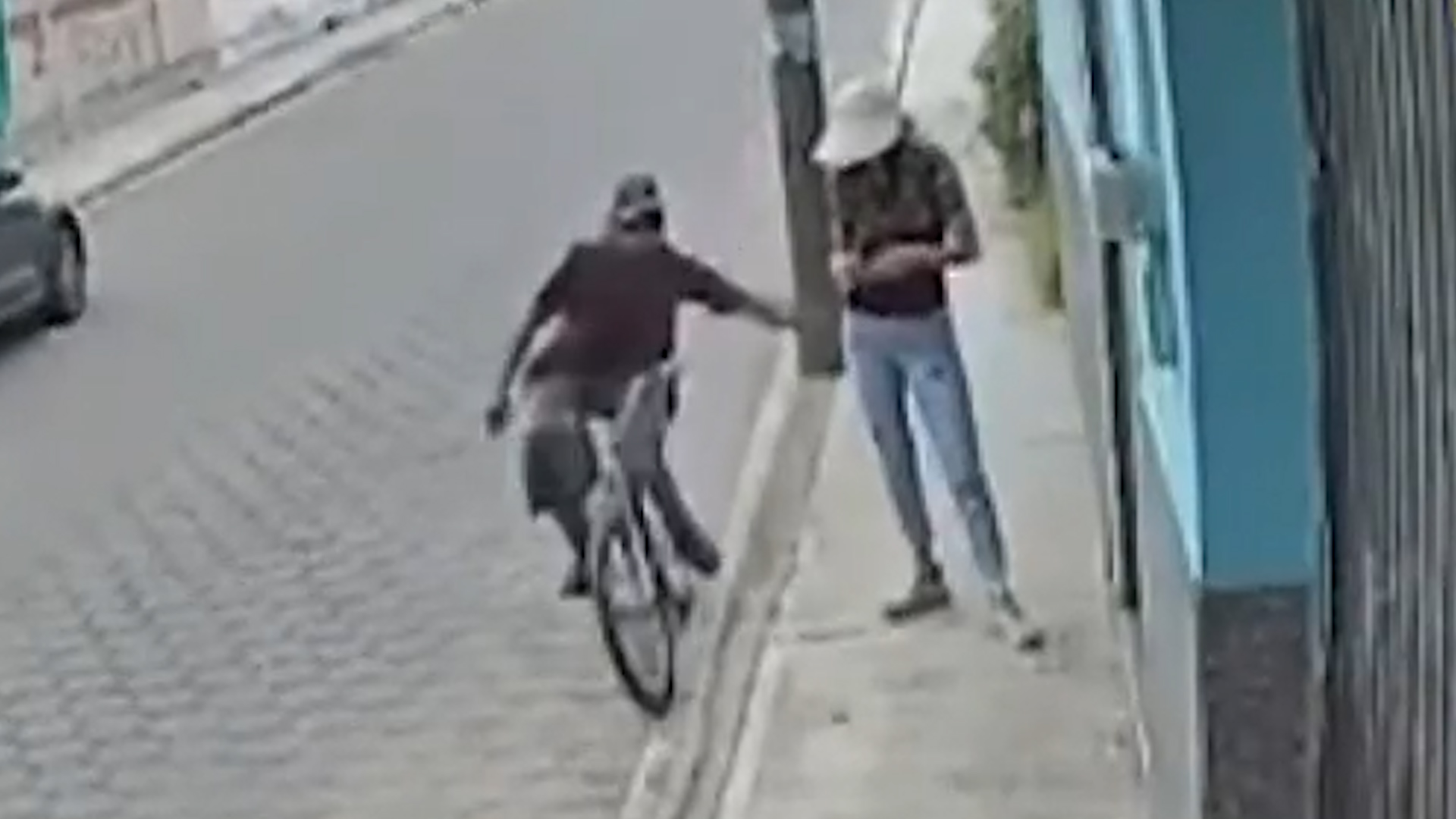 Una joven fue víctima de acoso callejero en Cholula, Puebla. El agresor fue captado en video y ya piden su denuncia ante la Fiscalía.