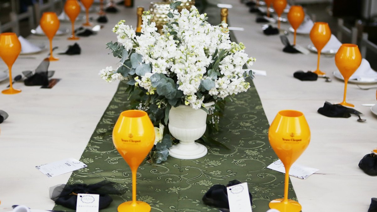 Utensilios de comida elegantes sobre una mesa dentro de la Casa de los Enanos