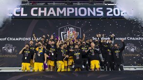 Jugadores de Tigres levantando el campeonato de Champions Cup del 2020.