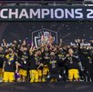 Jugadores de Tigres levantando el campeonato de Champions Cup del 2020.