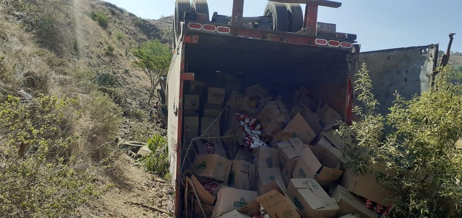 Tráiler con cajas de Sabritas volcado.