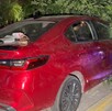 Una conductora de 27 años perdió el control de su Honda y se estrelló contra un árbol en la calle Vicente Rangel tras ir por su pastel de cumpleaños.