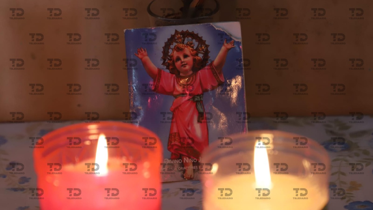Veladoras en memoria de una persona falleida.