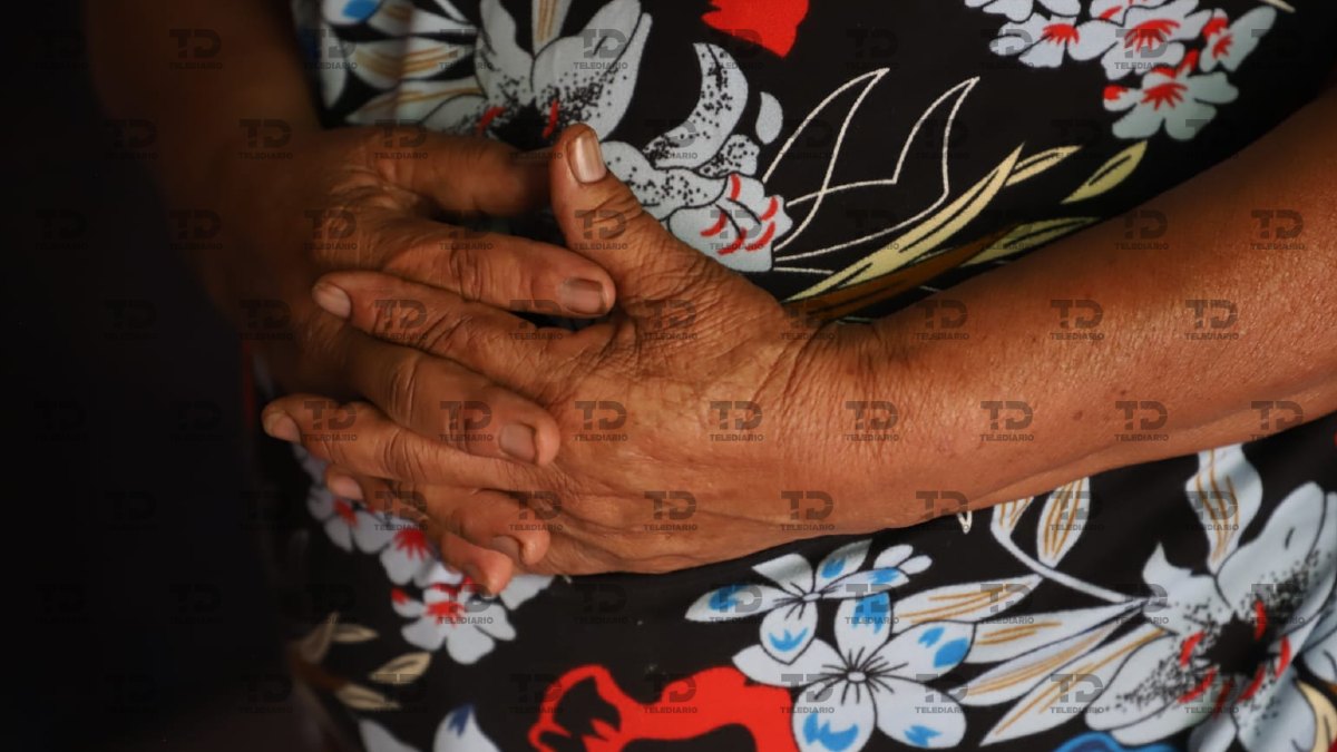Abuelita cruzada de brazos mientras da una explicación.