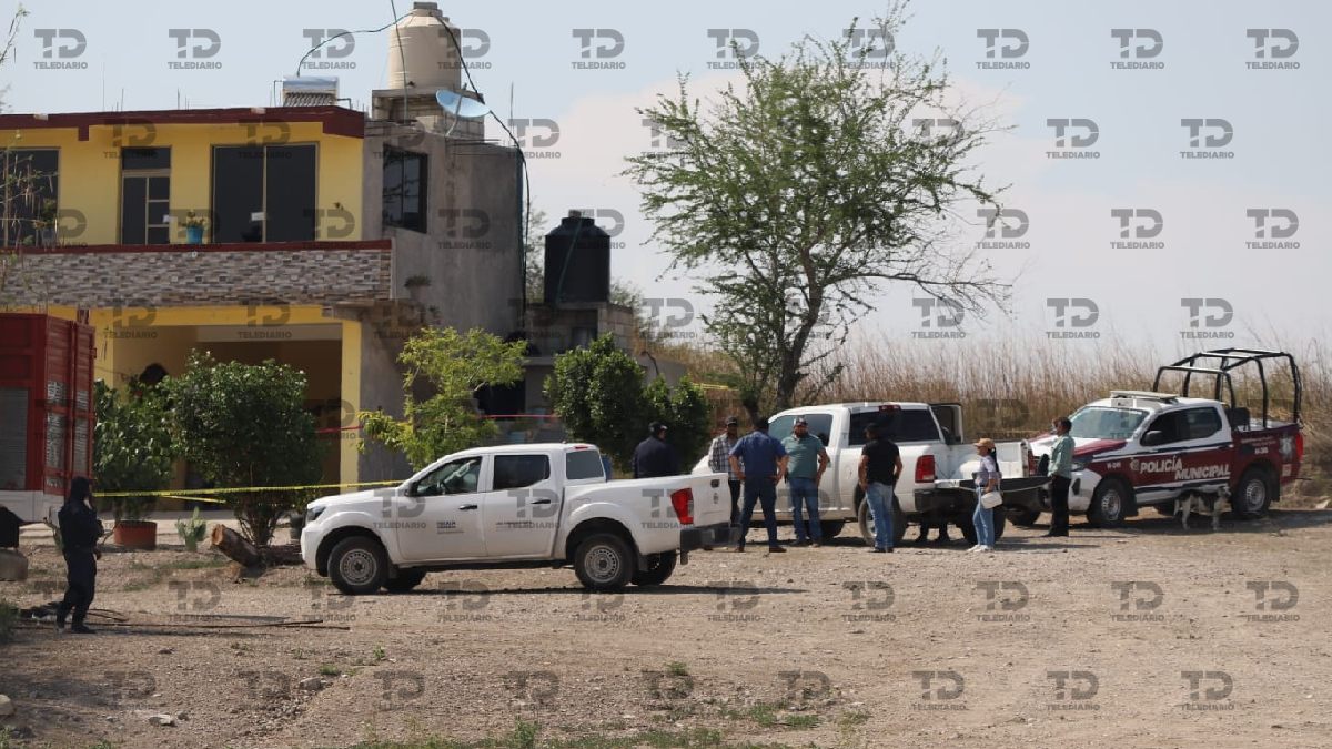 Policía y fiscalía resguardan una vivienda en el municipio de Tehuitzingo.