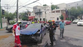 carro dañado ante accidente automovilístico