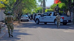 Camionetas blindadas de la Secretaría de Marina con militares fuera y dentro de los vehículos portando armas largas en calles de Guadalajara