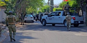 Camionetas blindadas de la Secretaría de Marina con militares fuera y dentro de los vehículos portando armas largas en calles de Guadalajara