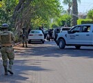 Camionetas blindadas de la Secretaría de Marina con militares fuera y dentro de los vehículos portando armas largas en calles de Guadalajara