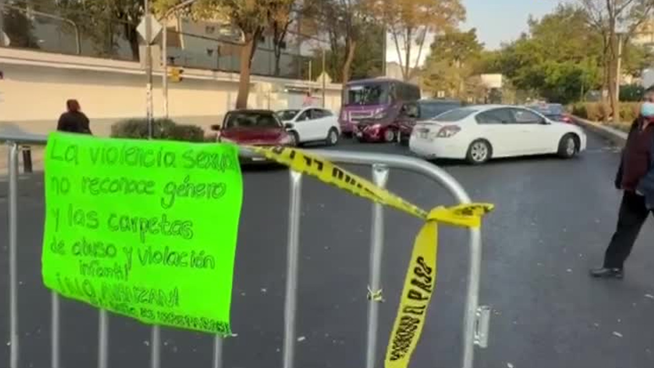 El colectivo Génesis y familiares de víctimas mantienen bloqueada la avenida Dr. Río de la Loza.